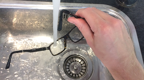 nettoyer ses lunette avec de l'eau tiède