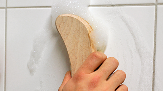 fugen reinigen mit Bleichmittel und Wasser