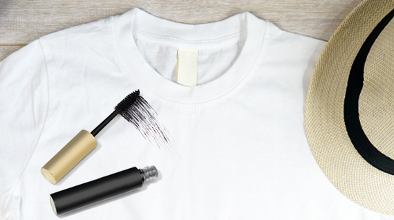Wimperntusche aus Kleidung entfernen