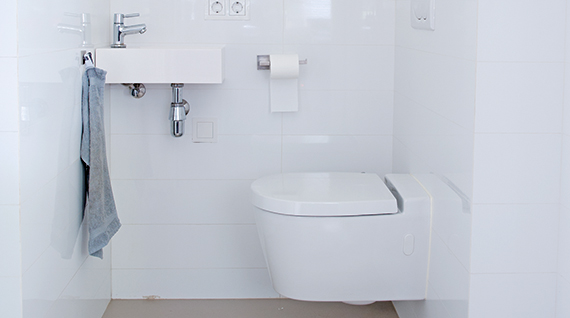nettoyer les toilettes