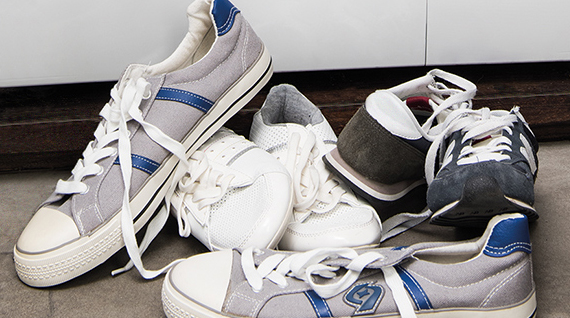 stinkende sportschoenen schoonmaken