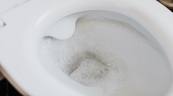 bruine aanslag wc